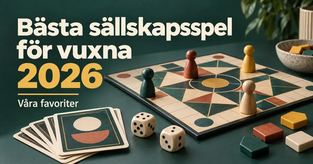 Spelbräde med träpjäser, tärningar, kort och färgglada brickor intill texten ”Bästa sällskapsspel för vuxna 2026 – Våra favoriter”.